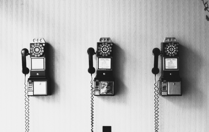 Reihe alter Schwarz-Weiß-Retrotelefone – Sinnbild für Kaltakquise im Vertrieb, die LinkedIn längst überholt hat